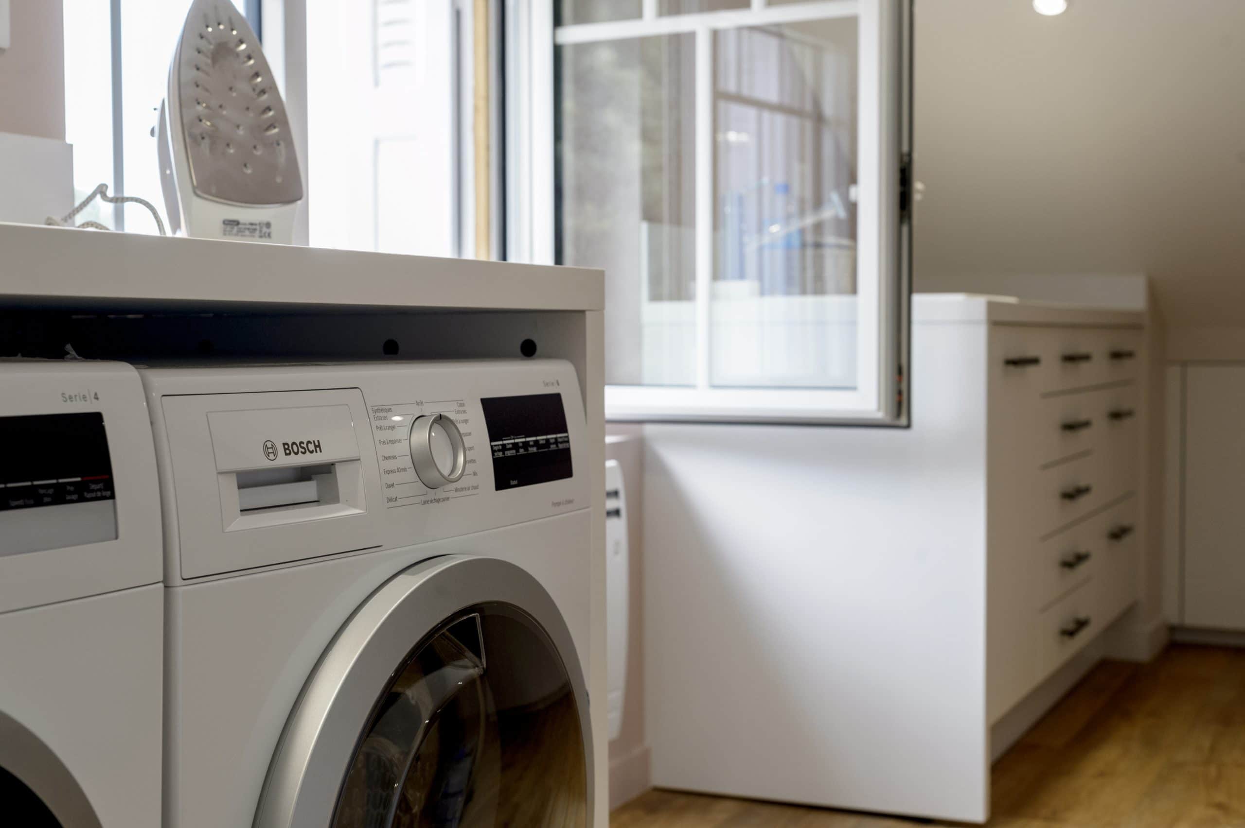 buanderie sous les combles meubles blanc