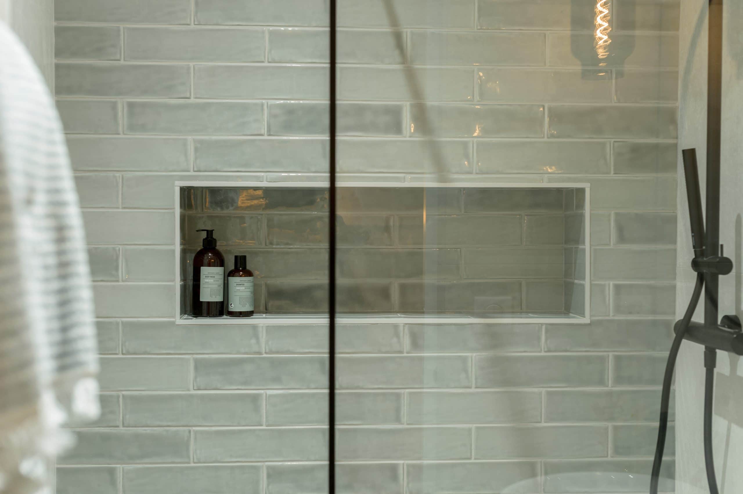 niche douche carreaux de metro gris