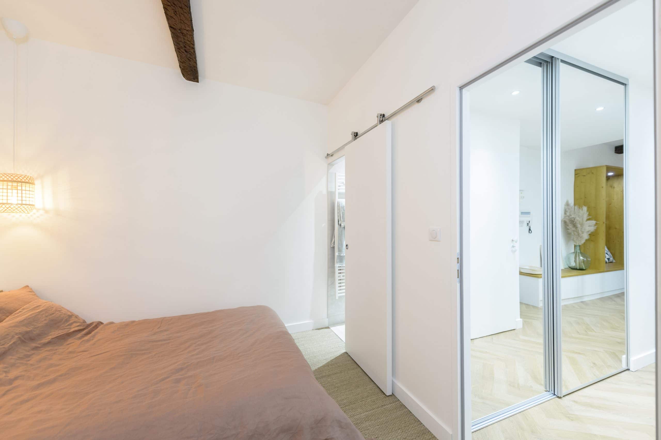 suite parentale avec lit double et porte coulissante