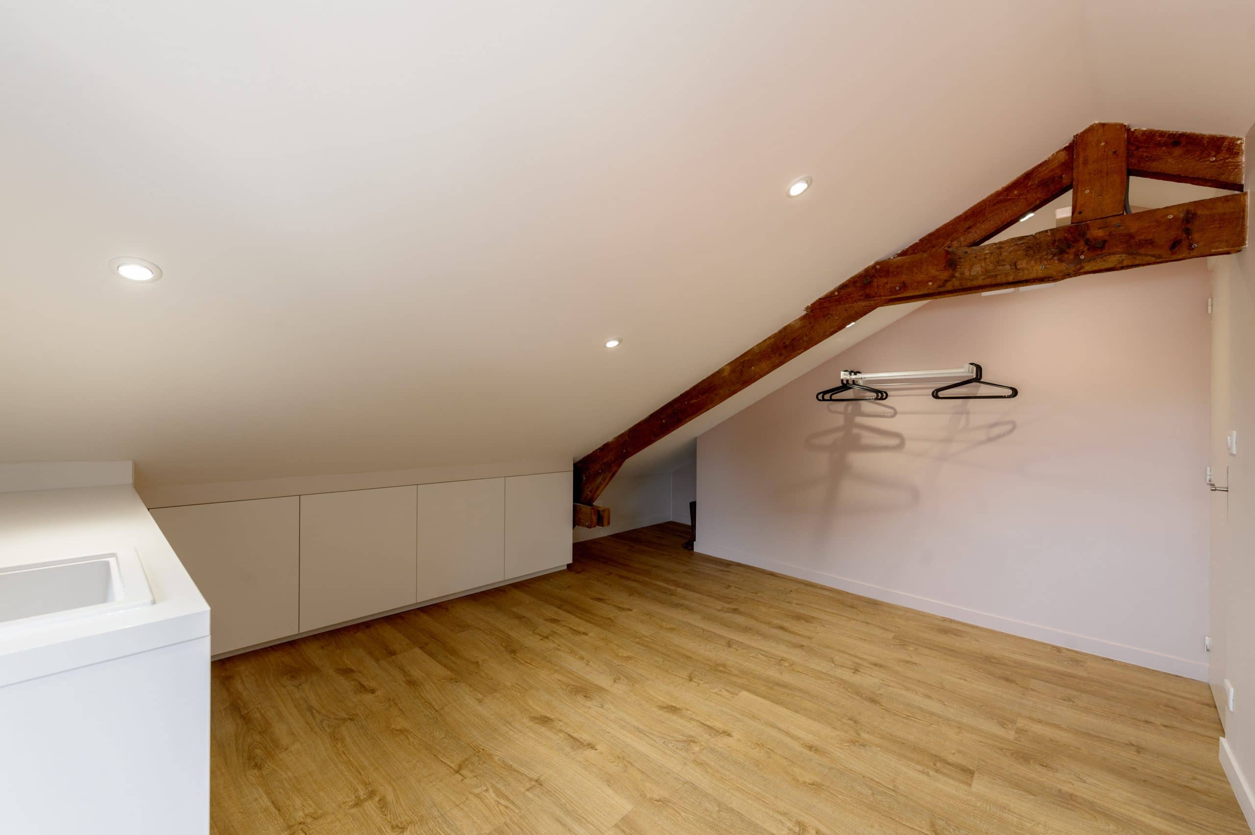 buanderie sous combles avec placard invisible