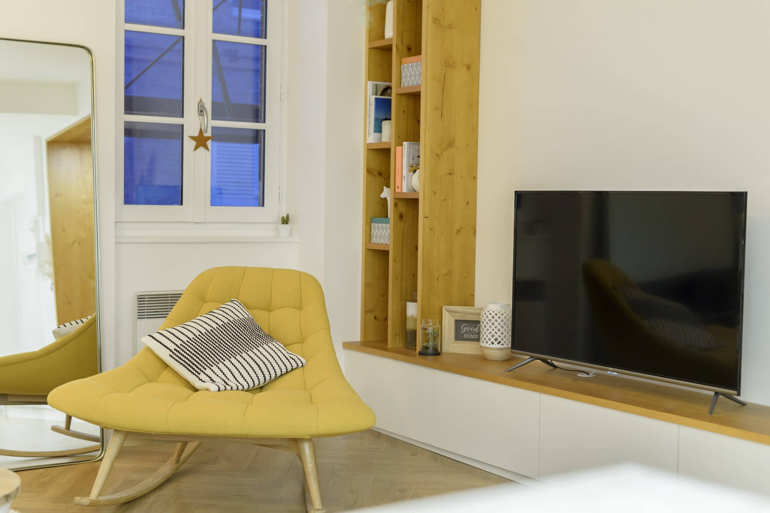 meuble télé en bois avec niche de rangement