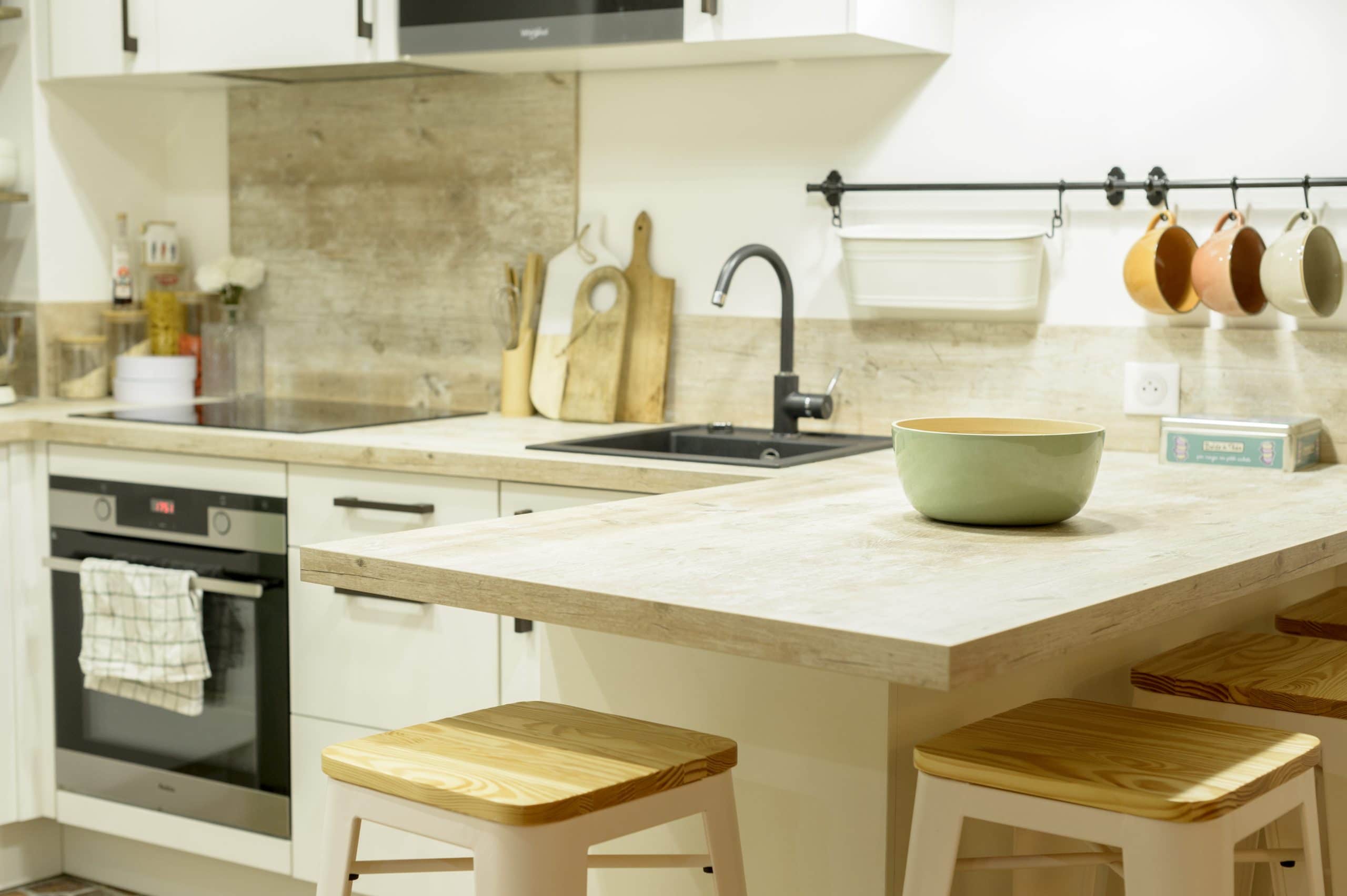 cuisine equipee blanche et bois moderne