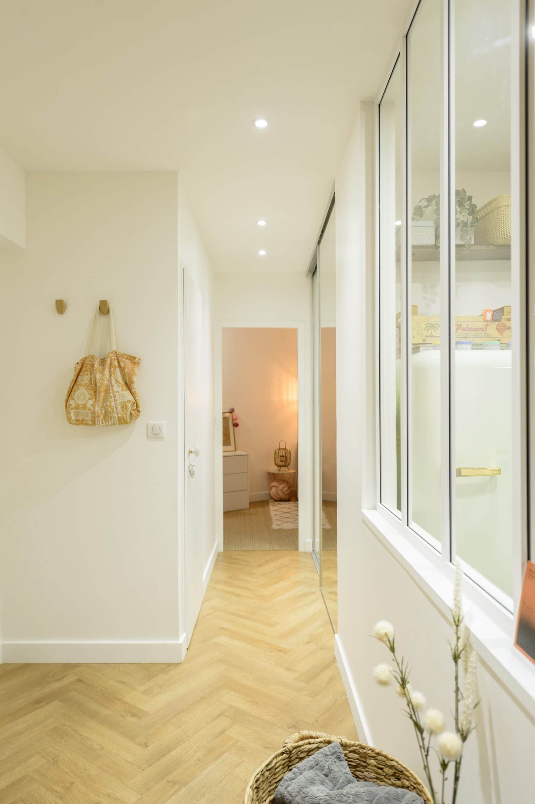 couloir avec parquet et verrière