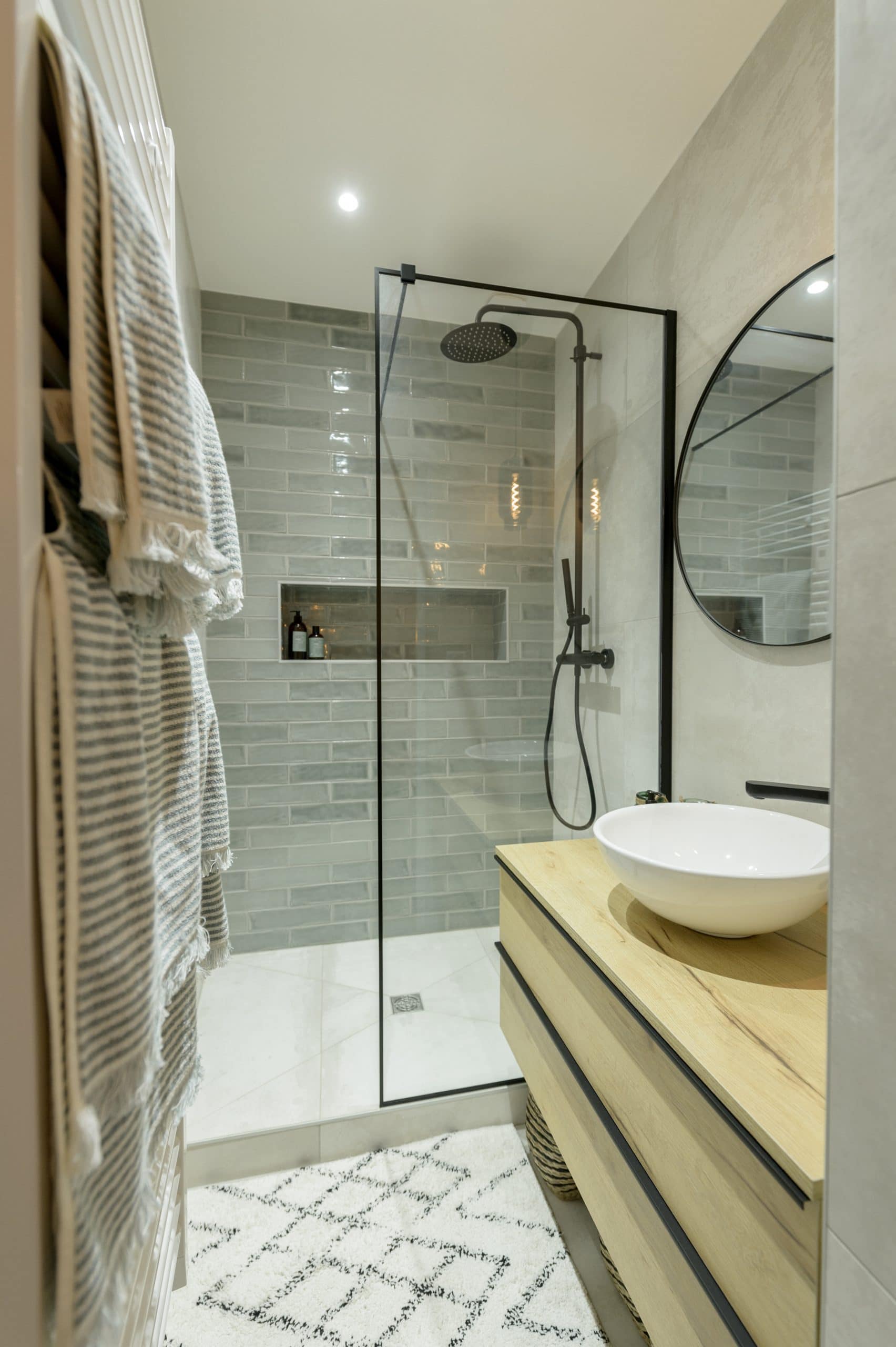 salle de bain moderne douche verriere en metal