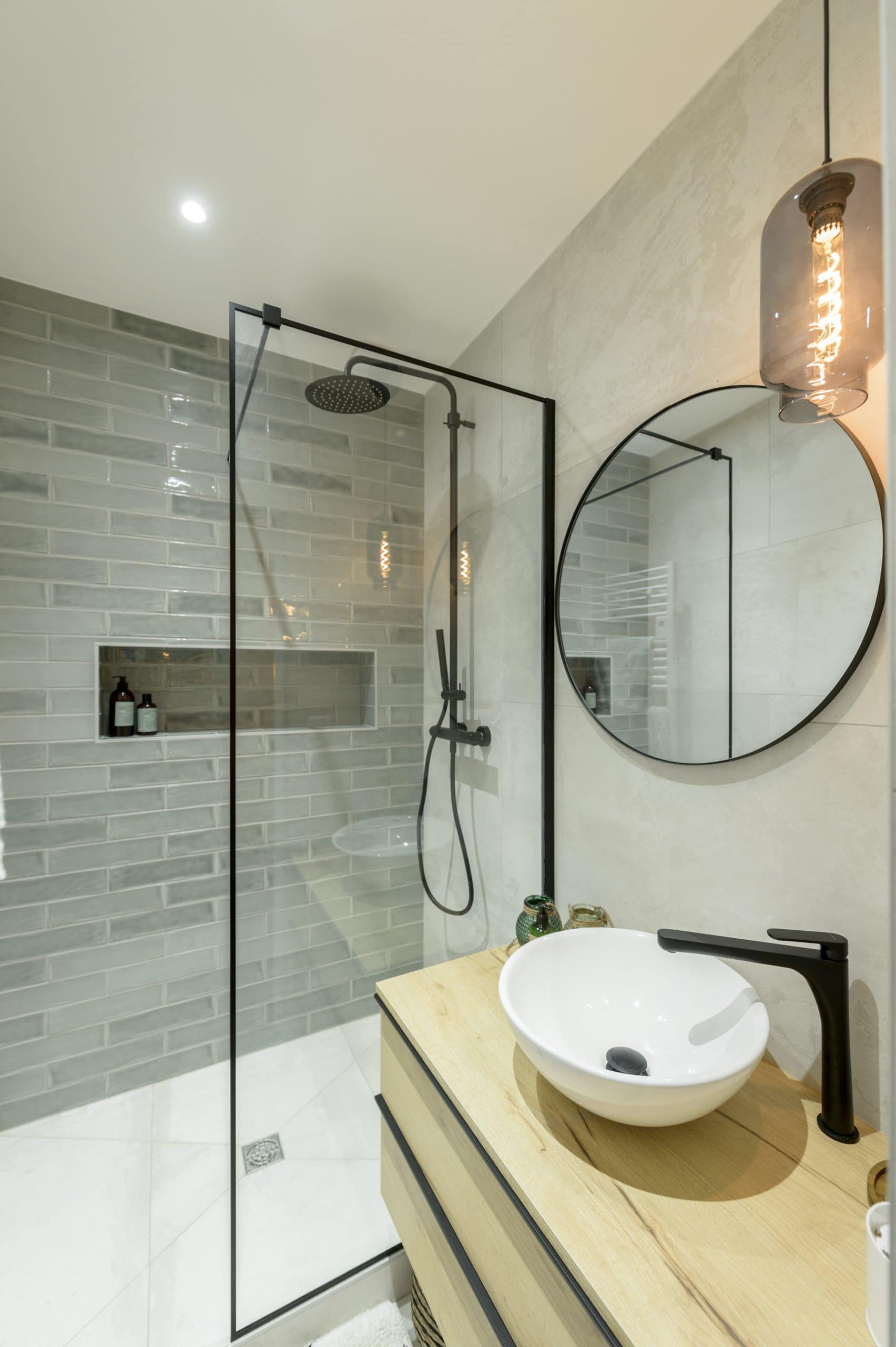 salle de bain moderne avec douche italienne