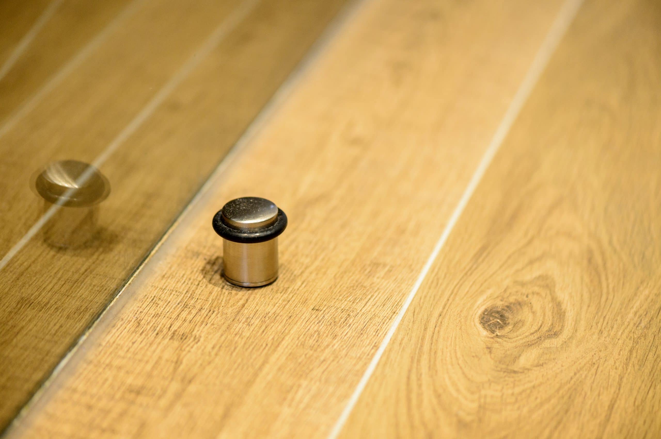 butoir de porte et carrelage effet bois