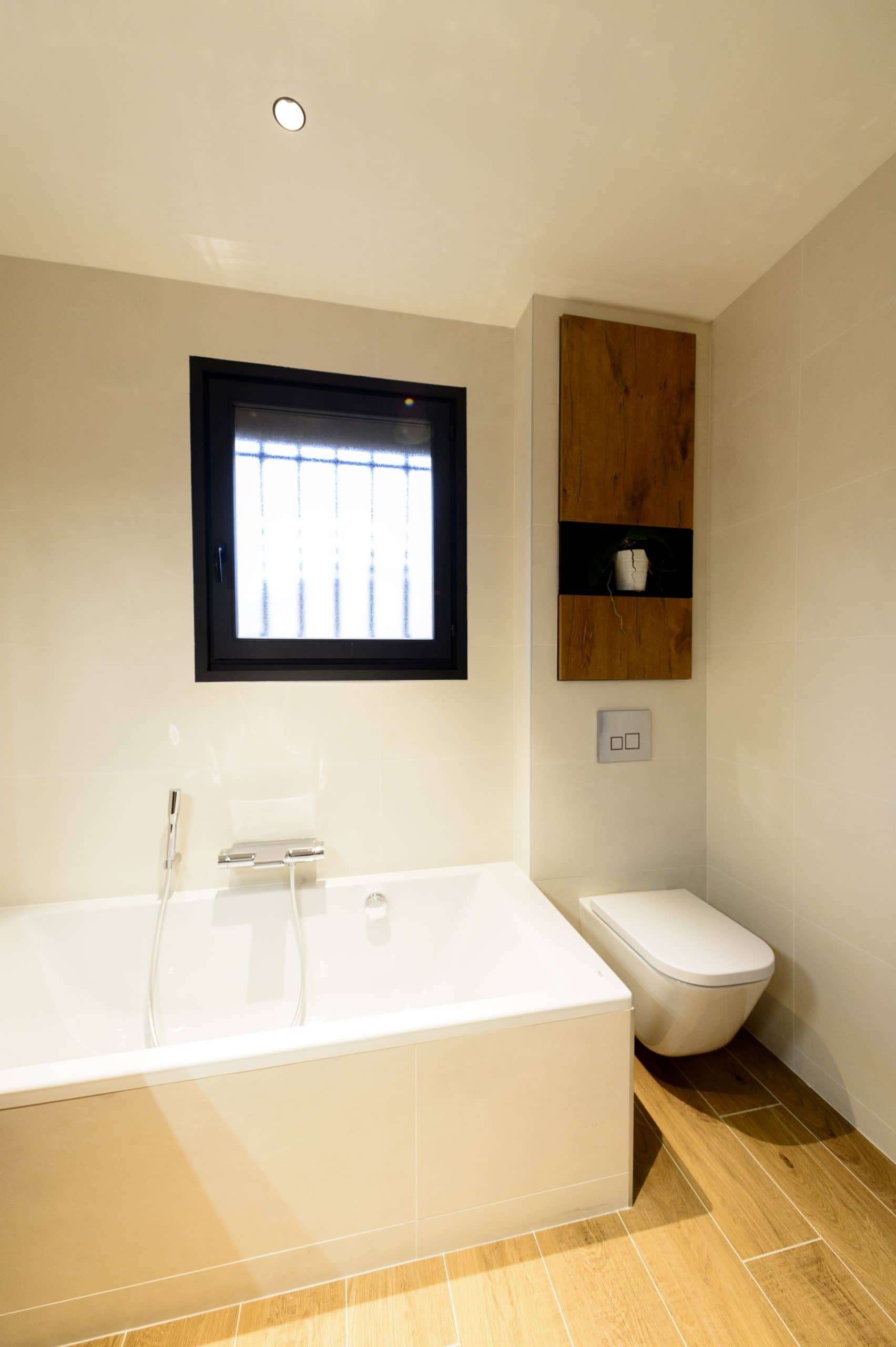 salle de bain moderne avec baignoire