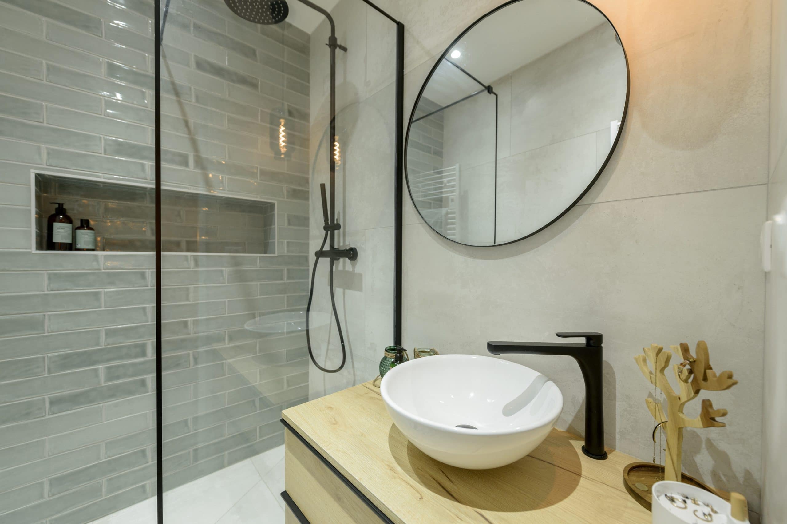 salle de bain moderne bois et métal avec douche