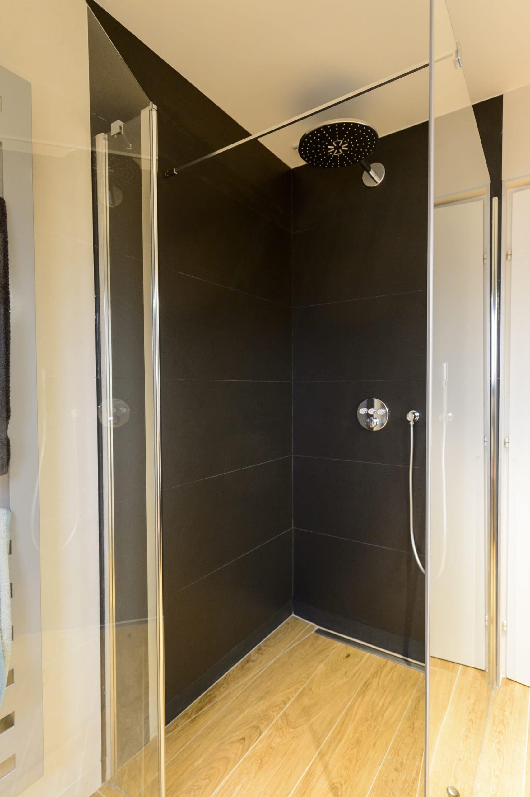 douche italienne sol effet bois et carrelage mural noir