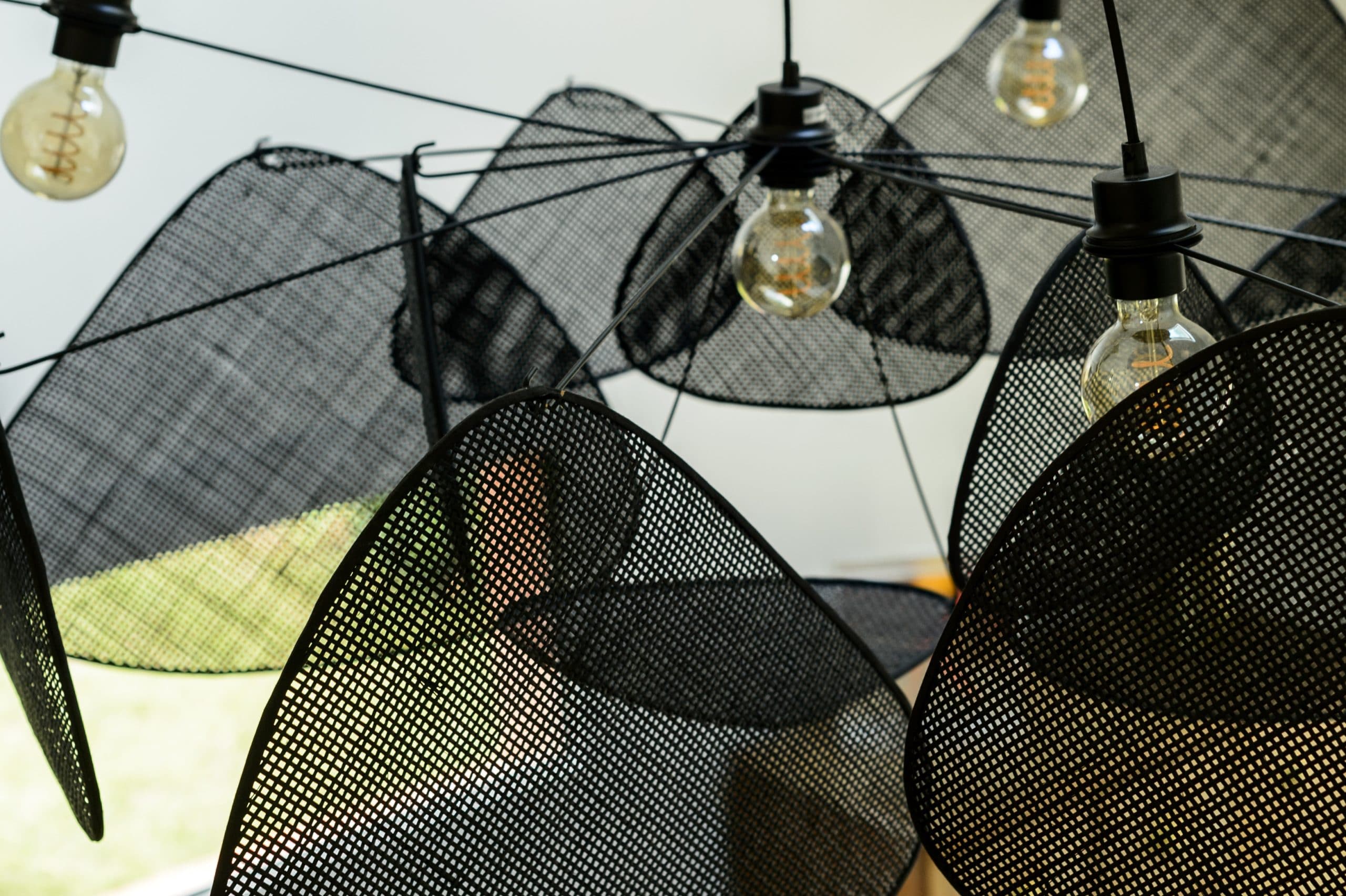 suspension lumineuse moderne en cannage noir