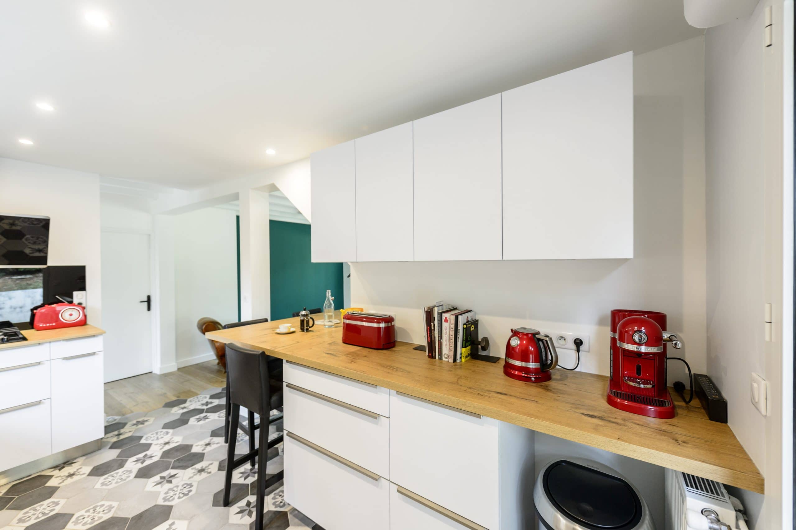 cuisine blanche moderne avec plan travail bois