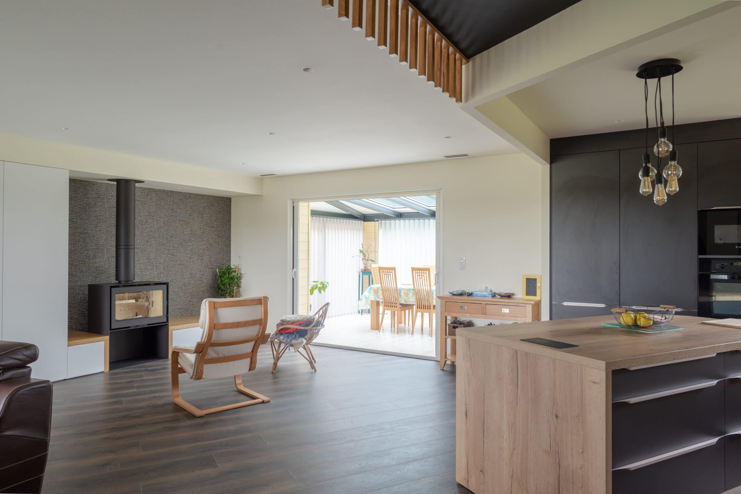 salon avec cuisine ouverte moderne et cheminée