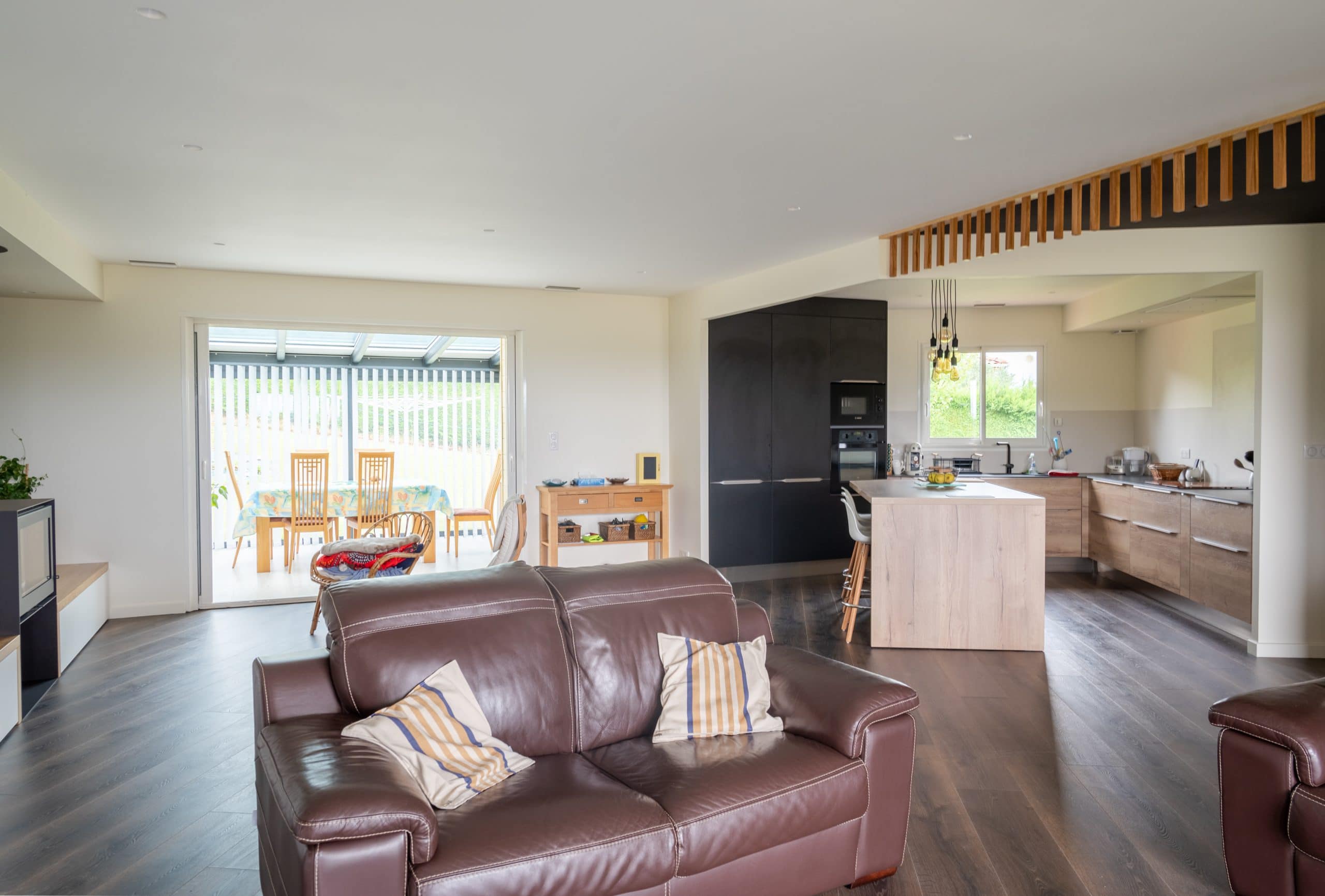 salon avec cuisine ouverte moderne