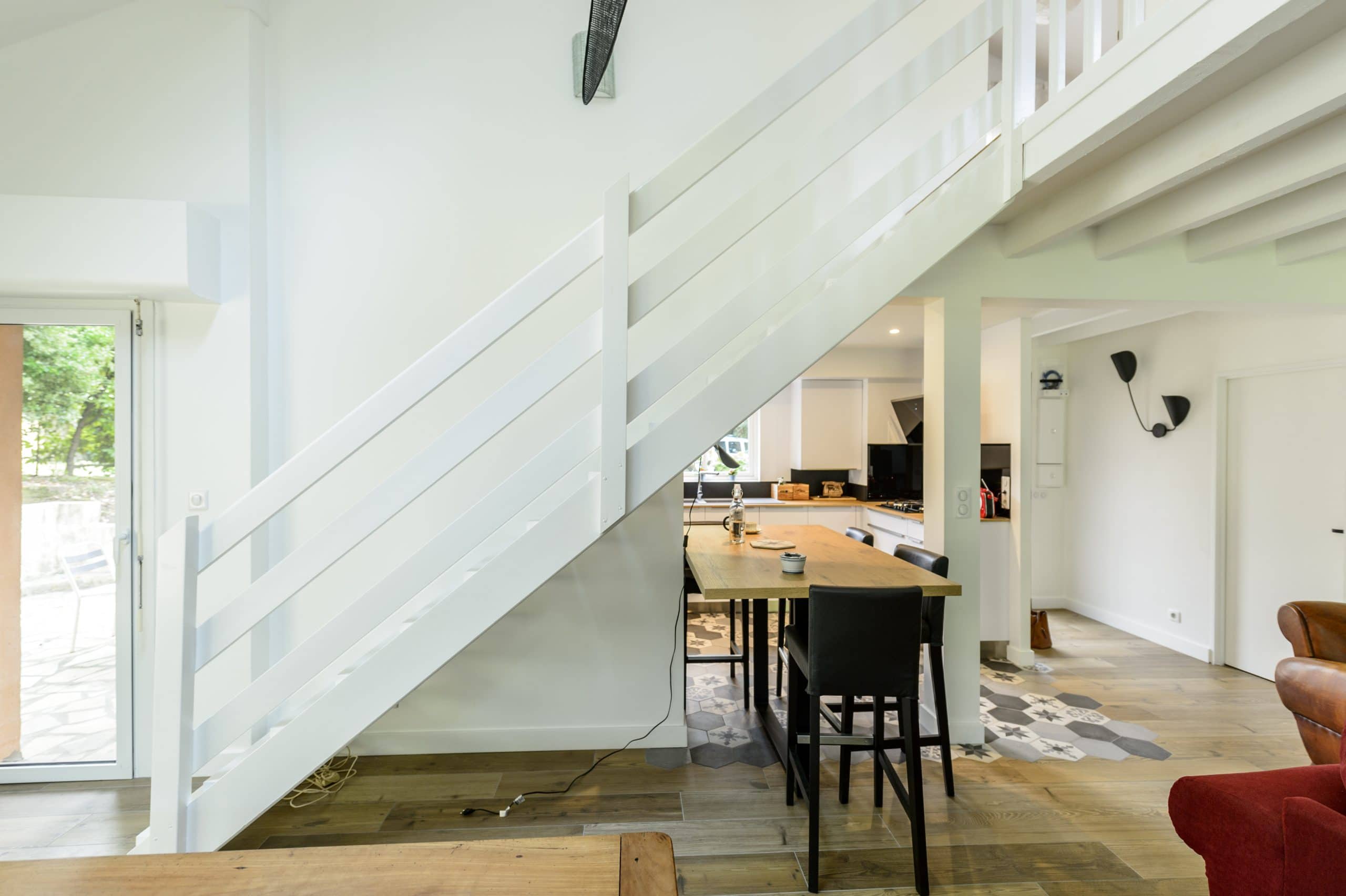 escalier droit blanc en bois