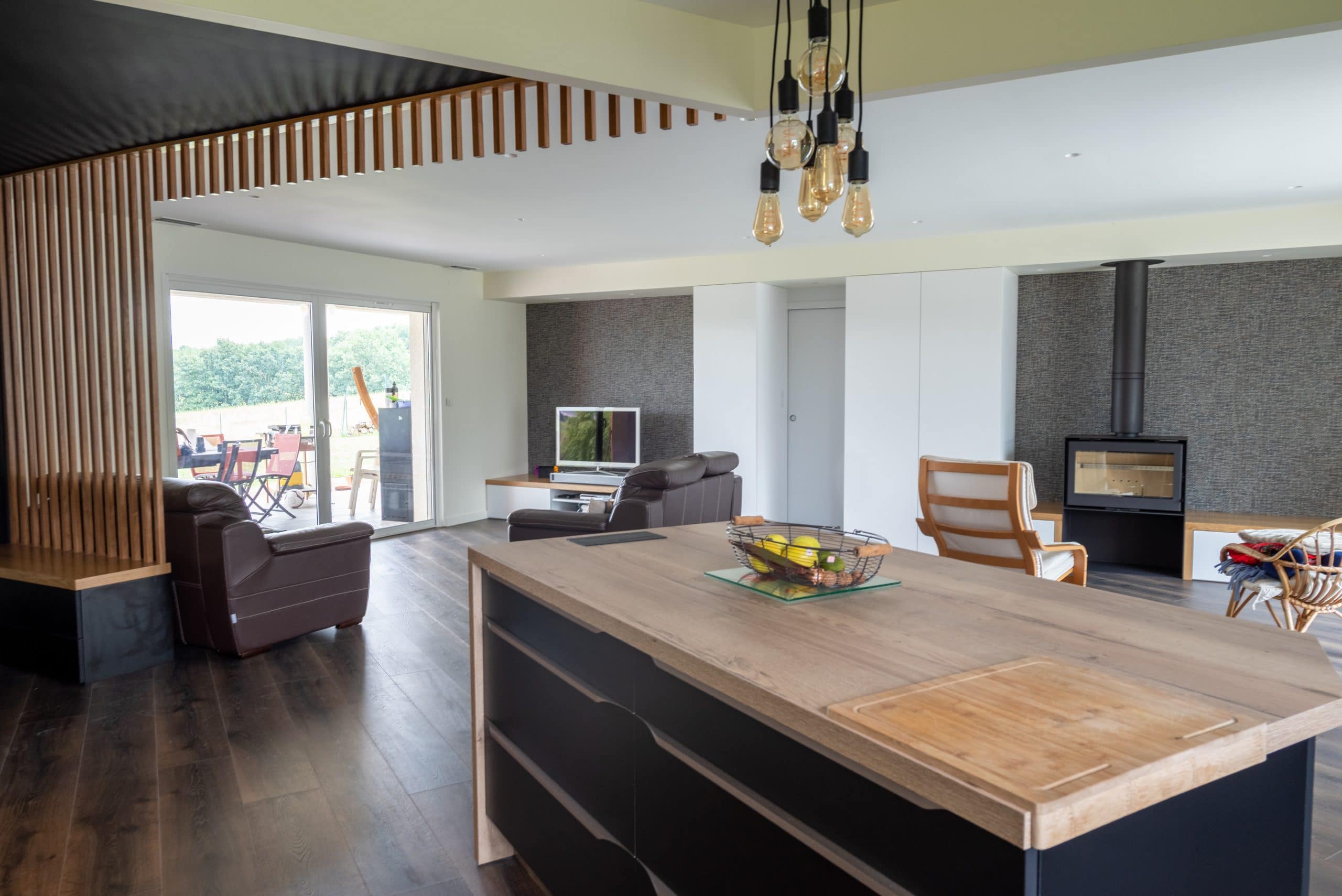 cuisine ouverte noir et bois ilot central