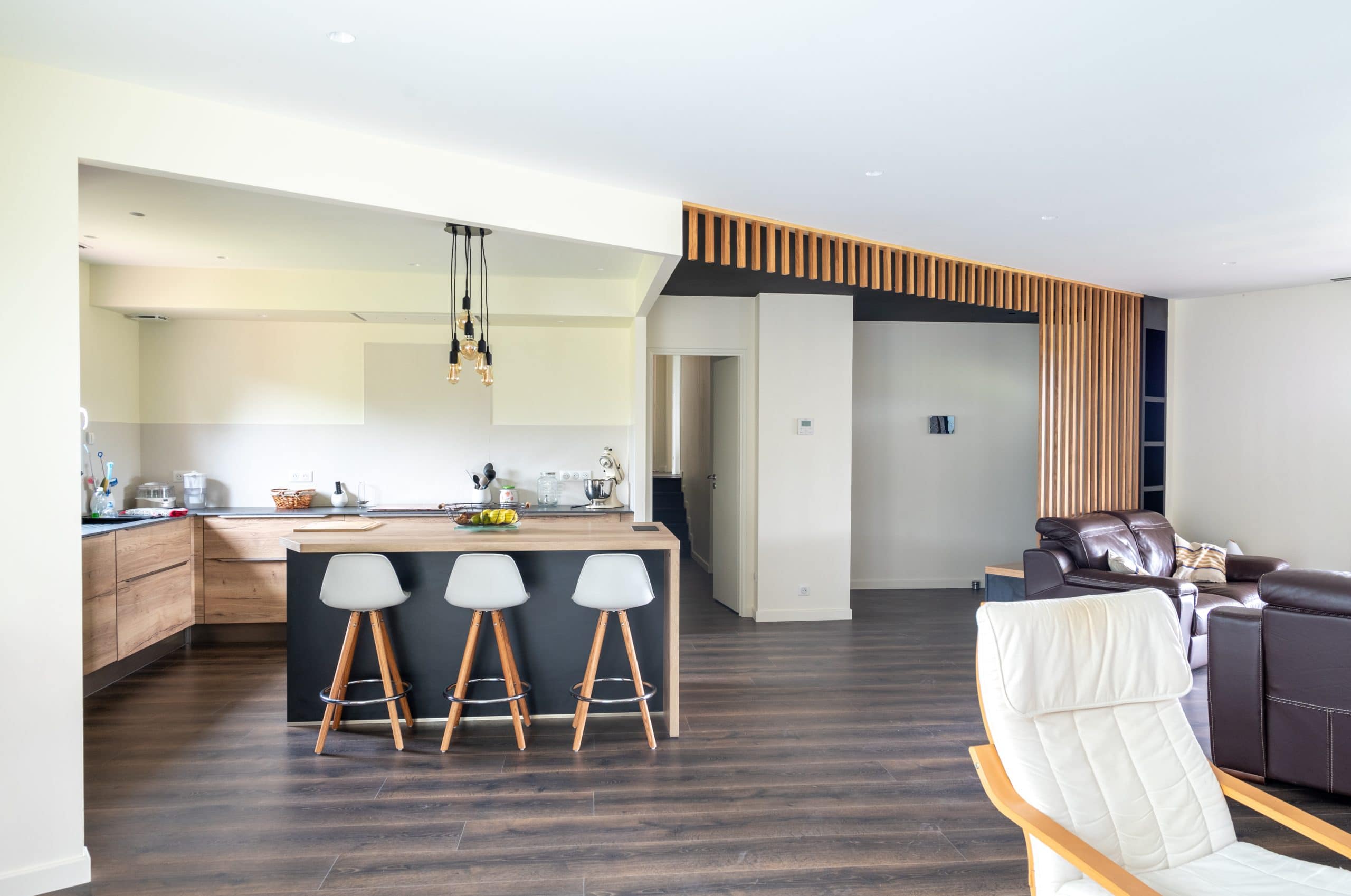 cuisine ouverte noir et bois ilot central