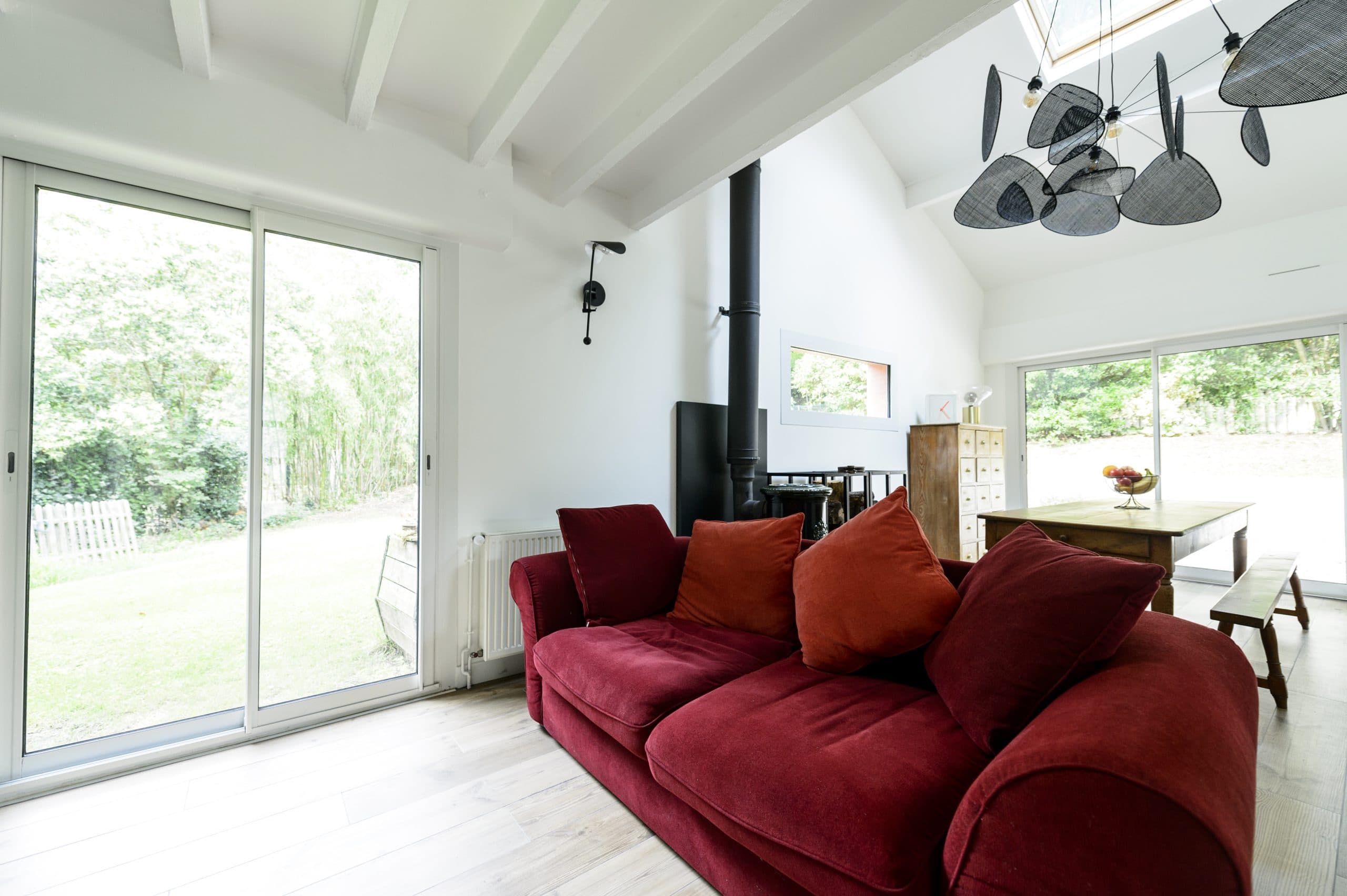 salon avec canape rouge