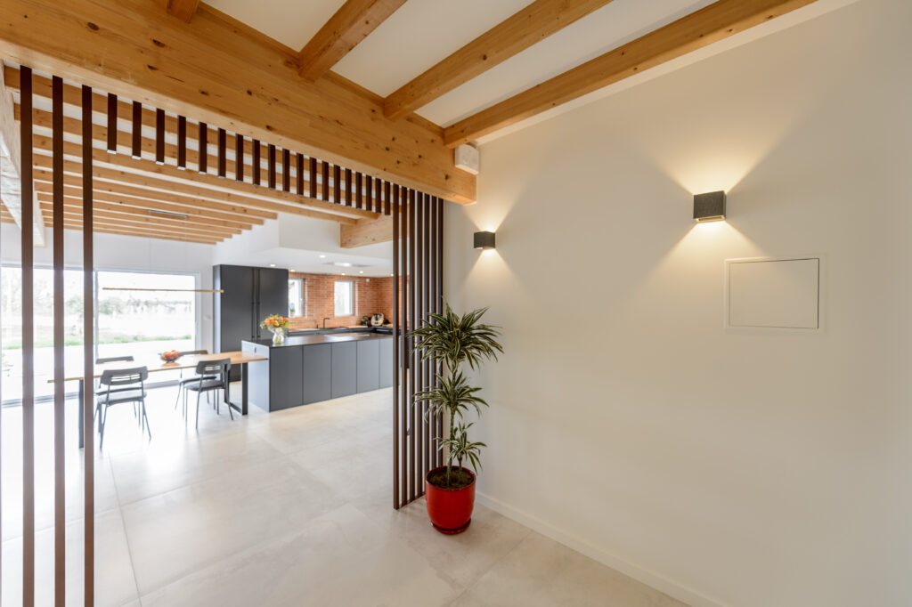 Menuiserie intérieure sur mesure entre l’entrée et la pièce de vie