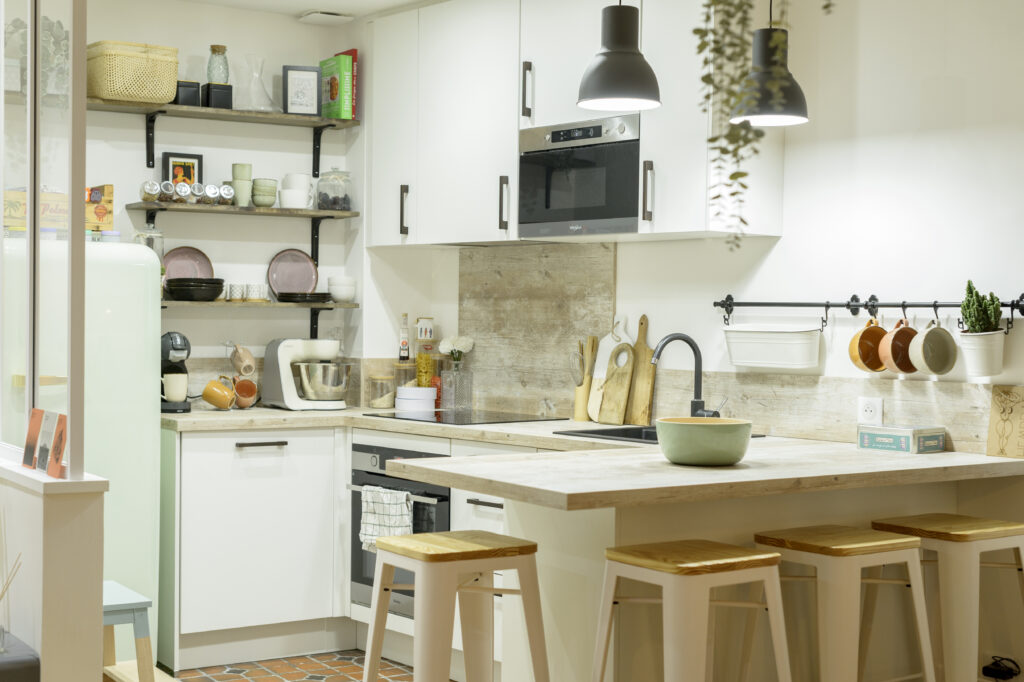 Espace cuisine ouvert sur le nouveau parquet de l’appartement