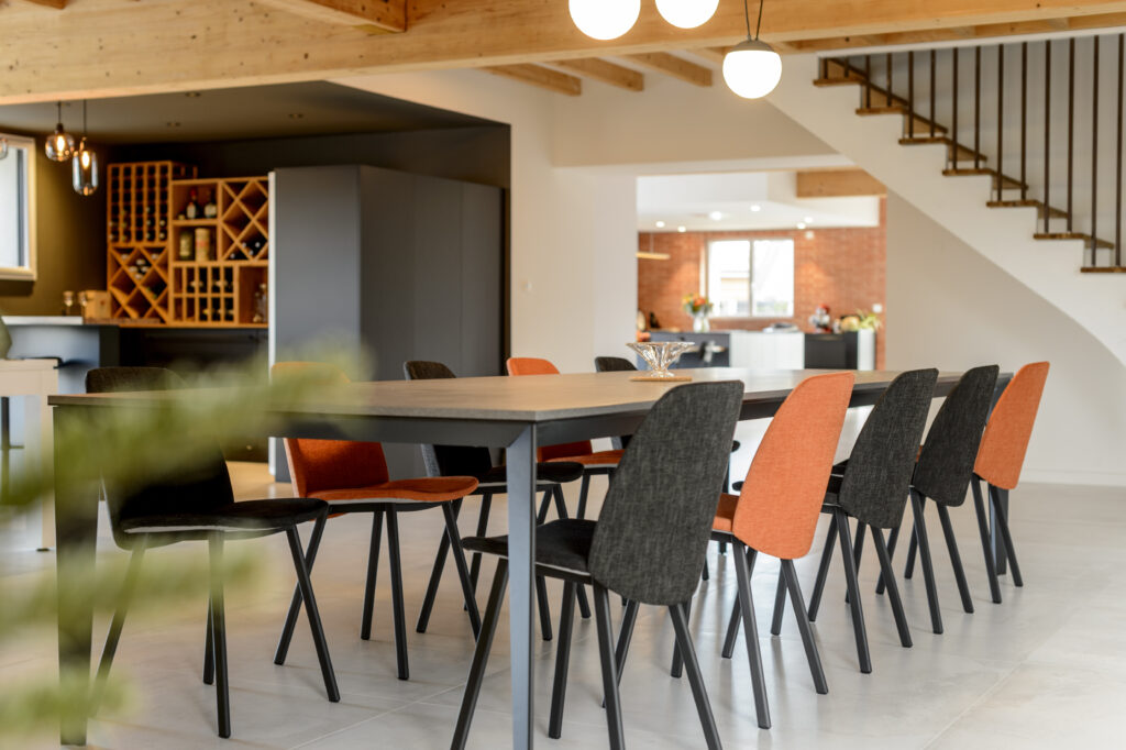 Séjour rénové avec poutres en bois apparentes à Toulouse