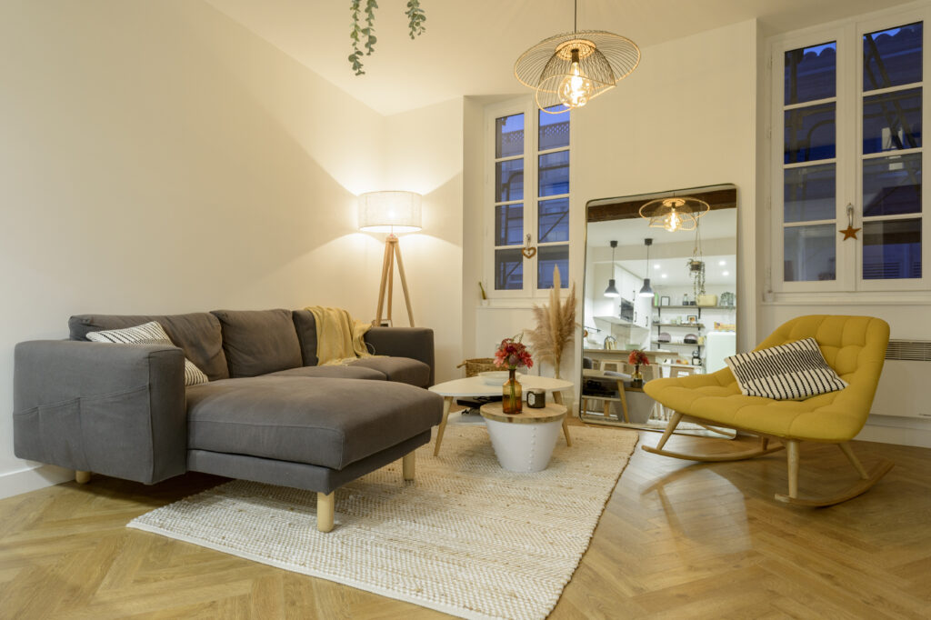 Parquet stratifié posé dans le salon de l’appartement à Toulouse