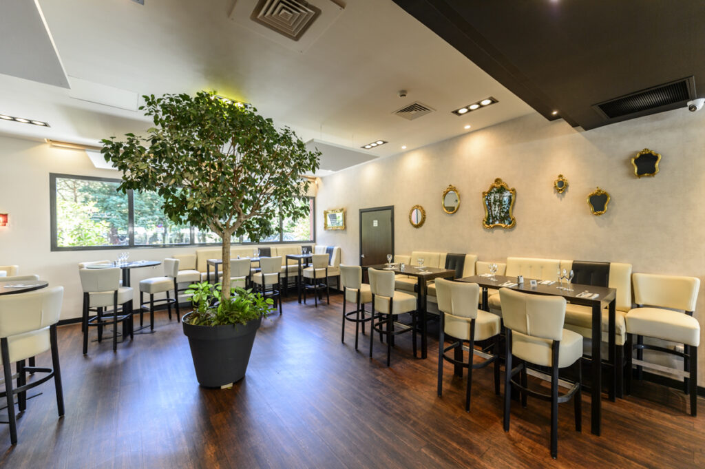Peinture et tapisserie réalisées dans la salle du restaurant