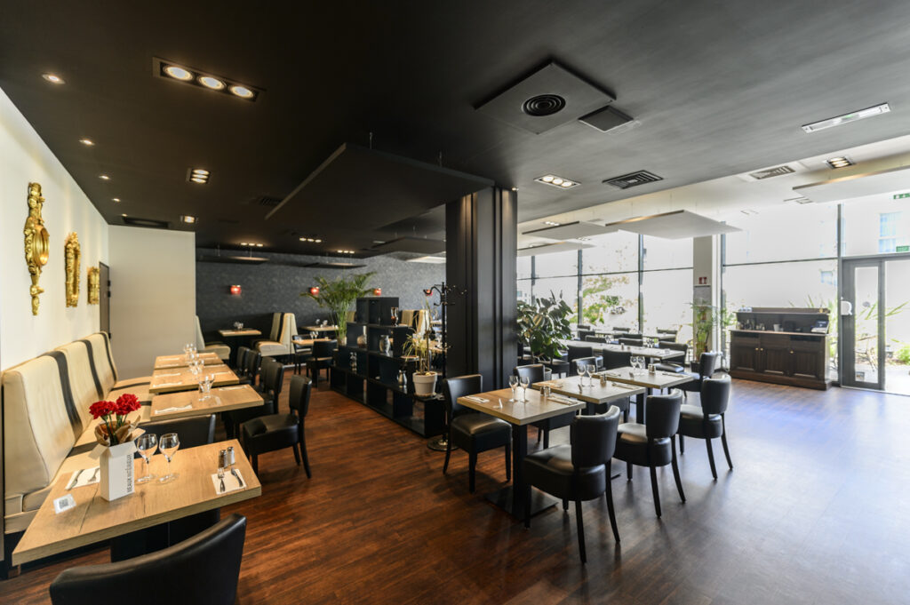 Peinture des murs et boiseries dans la salle du restaurant à Toulouse