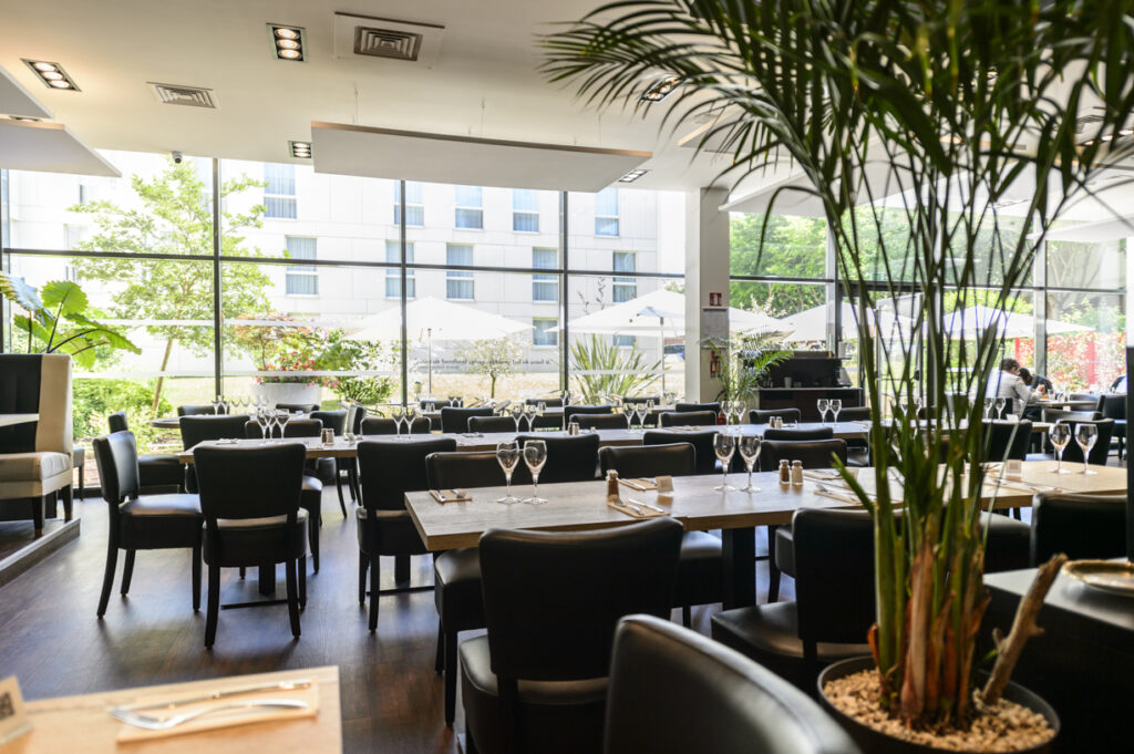 Salle du restaurant L’Aléa Table après les travaux de finition
