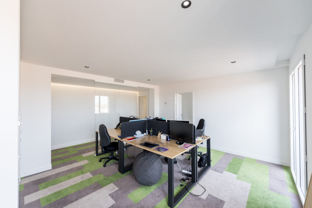 Bureau équipé d’une moquette acoustique après les travaux réalisés par LAI