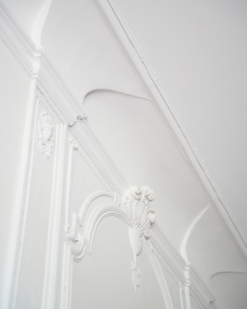 Moulures et ornements décoratifs en plâtre restaurés sur les murs d’un intérieur ancien à Toulouse