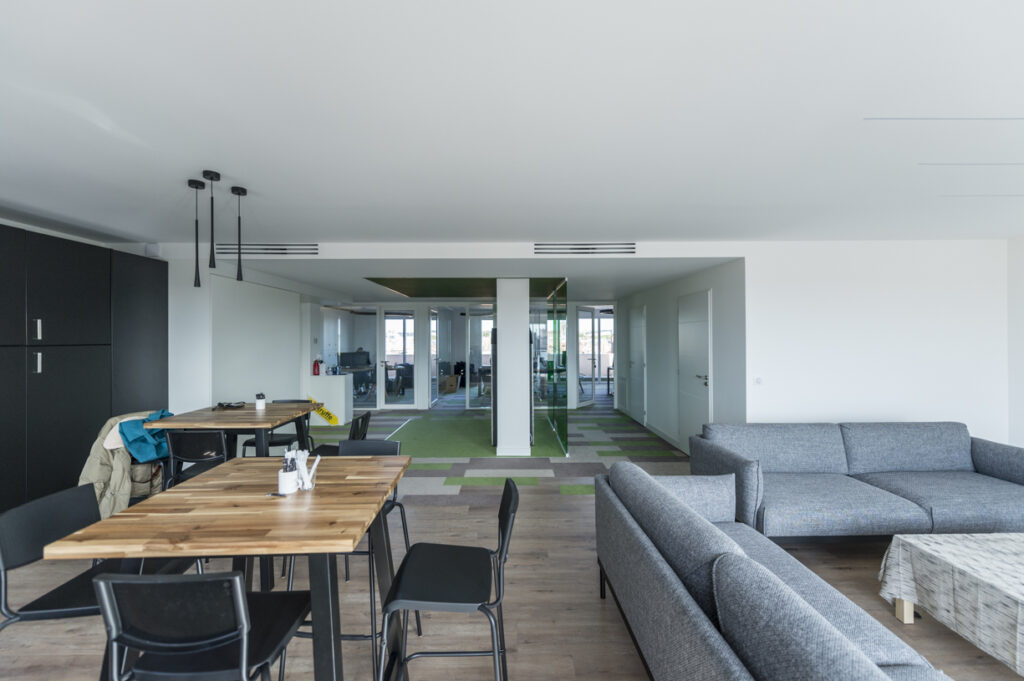 Rénovation d’un local professionnel à Toulouse par Les Artisans d’Intérieurs