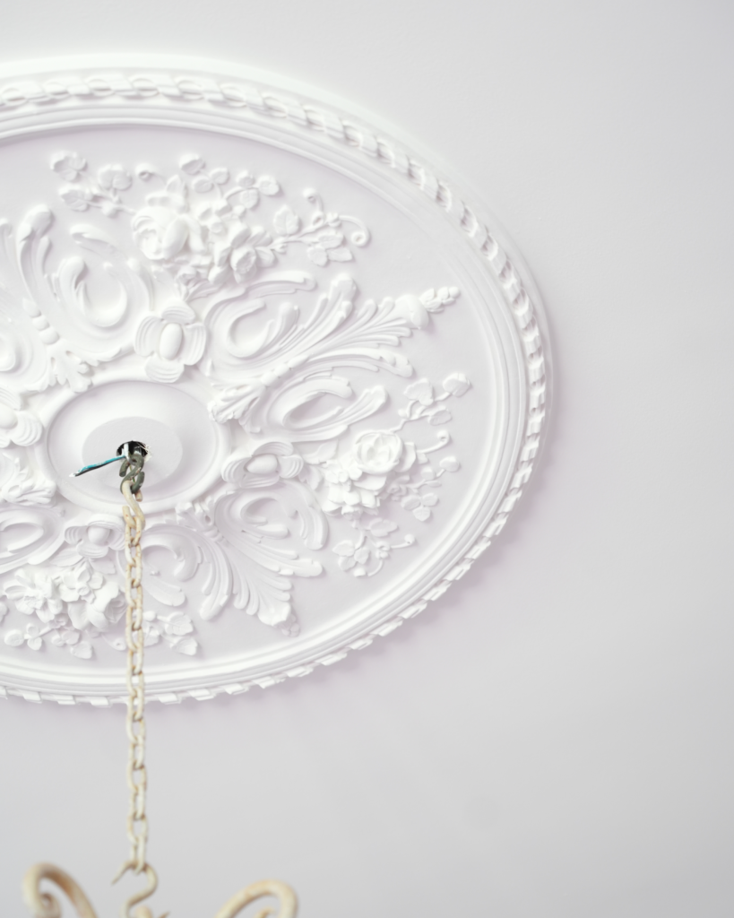 Rosace décorative en plâtre restaurée dans le cadre de travaux de plâtrerie traditionnelle à Toulouse
