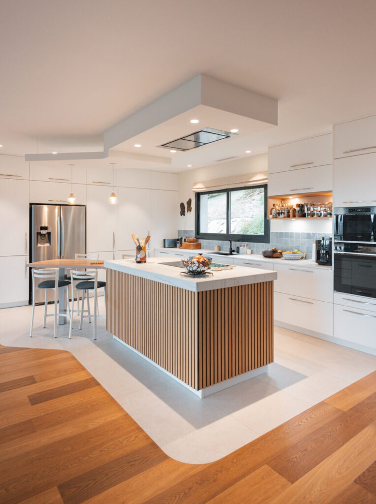 Faux plafond avec éclairage intégré dans la cuisine
