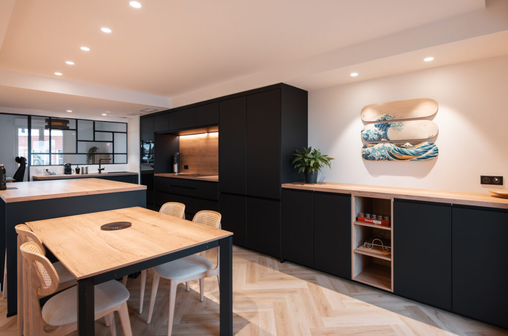 Travaux de peinture dans la cuisine ouverte