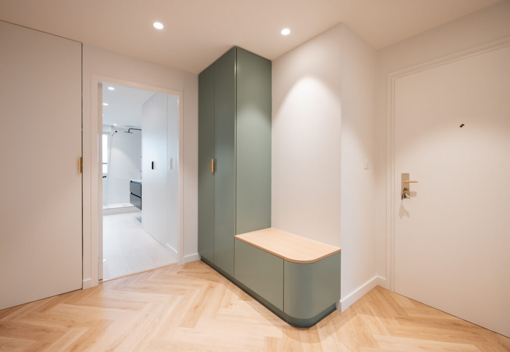 Travaux de plâtrerie et peinture dans l’entrée de l’appartement
